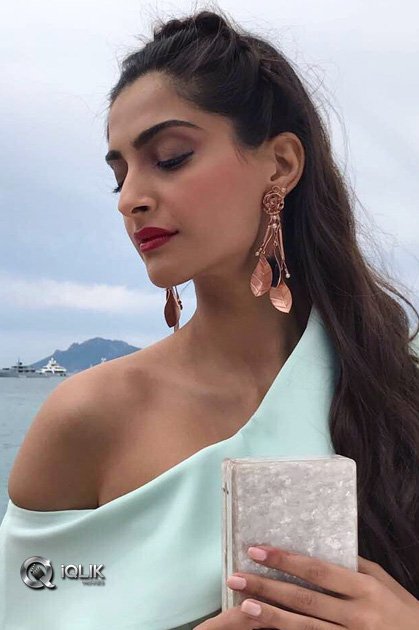 Sonam-Kapoor-At-Cannes-Festival